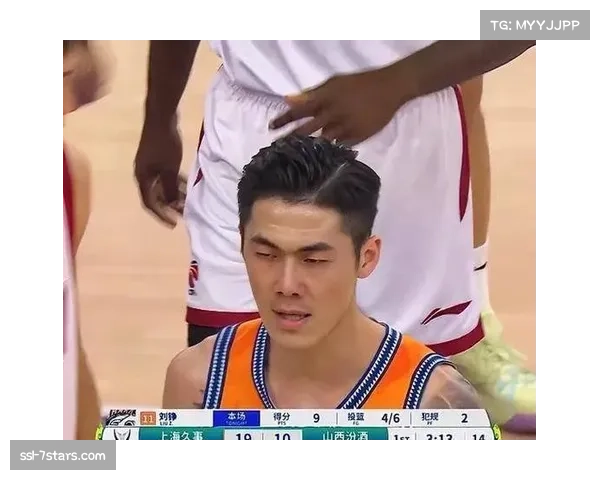 【2026年4月CBA联赛·赛中·花絮上海久事主场致敬老将刘铮，全场高呼其名感谢十年贡献